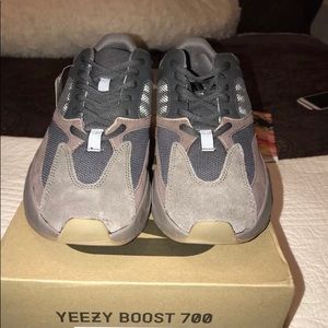 Yeezy 700 Wave Runner “Muave”